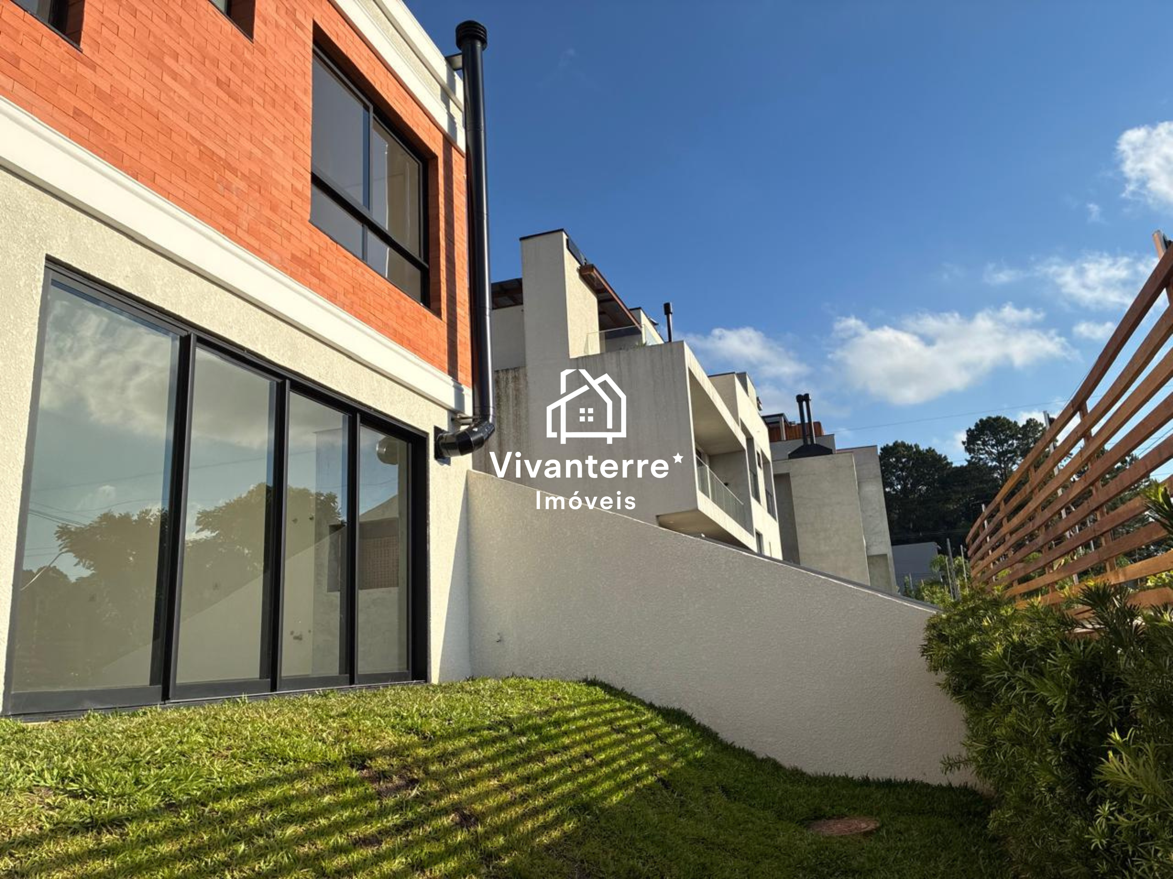 Sobrado à venda no Residencial Reserva Bonvini, em Santa Cândida, Curitiba-PR.