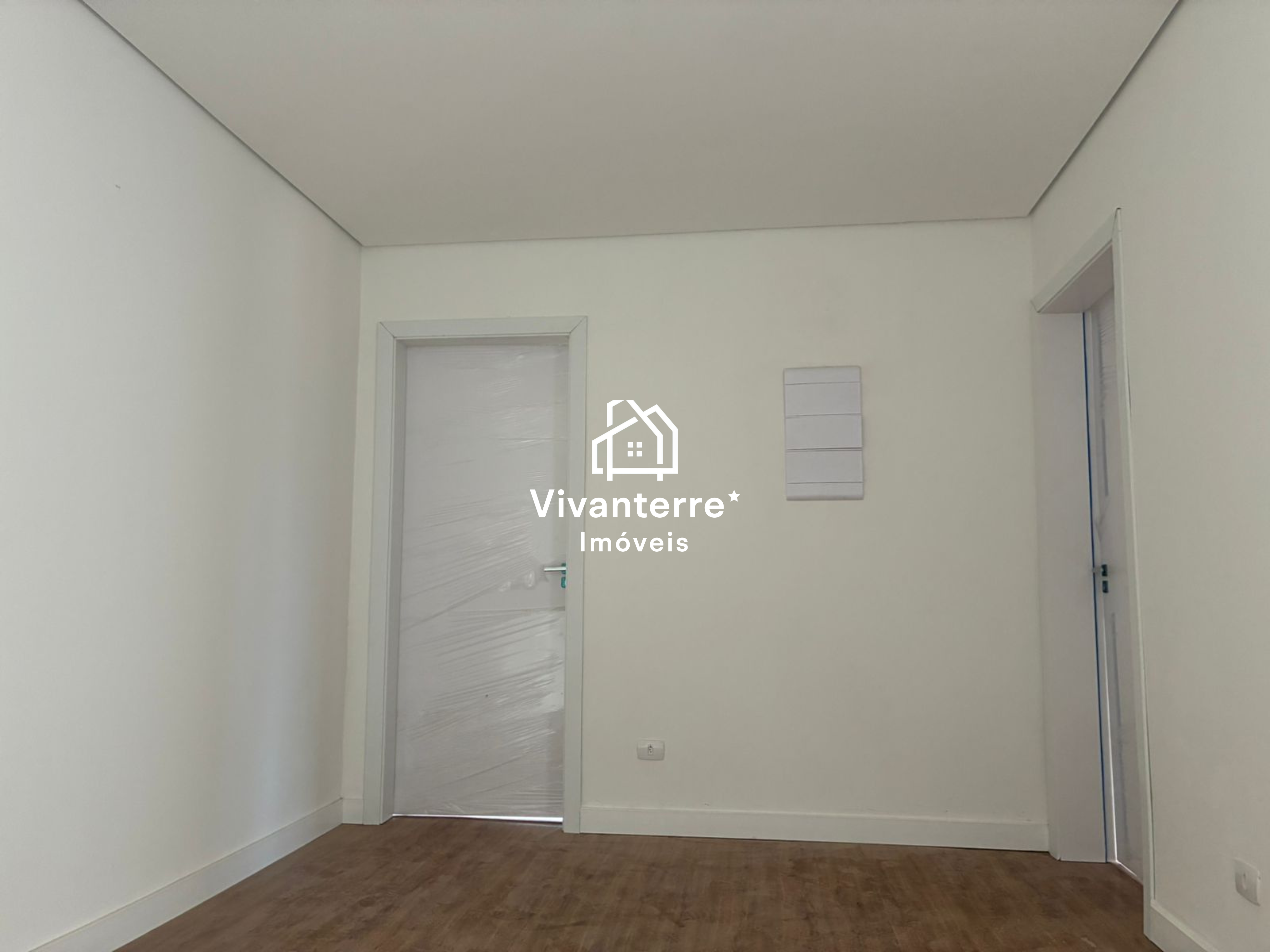 Sobrado à venda no Residencial Reserva Bonvini, em Santa Cândida, Curitiba-PR.