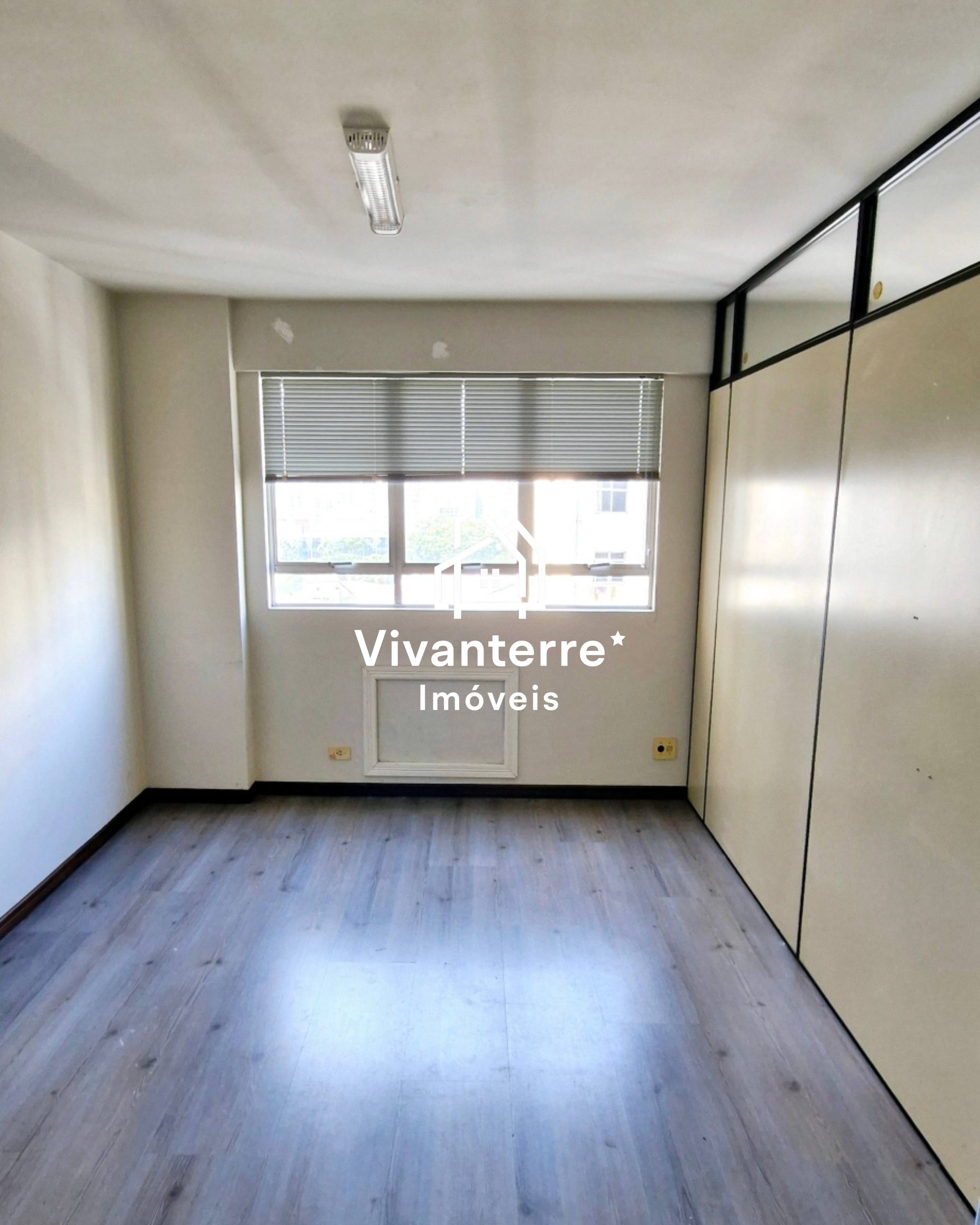 Ampla Sala Comercial para Locação no centro de Curitiba na Galeria Hesler.