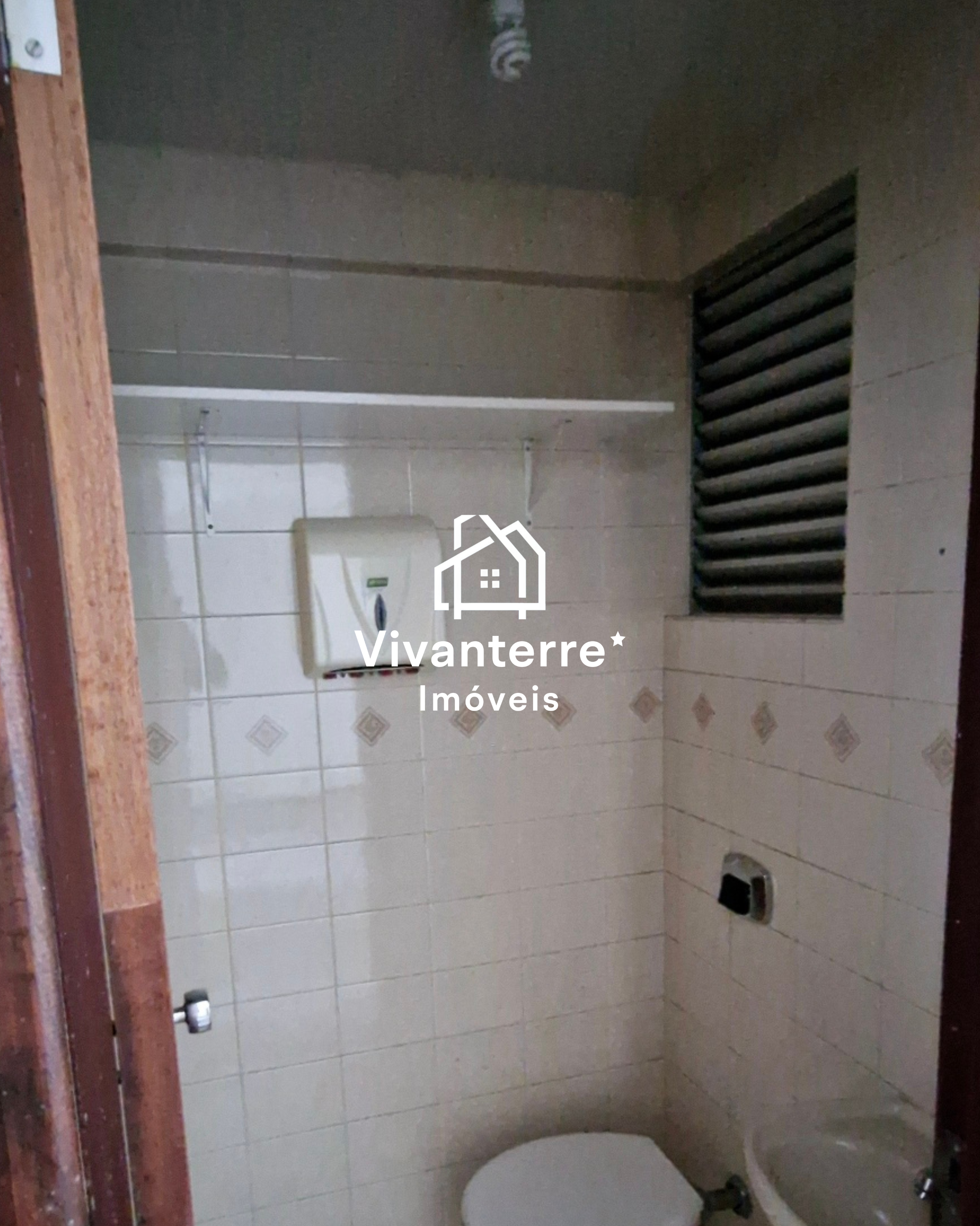 Ampla Sala Comercial para Locação no centro de Curitiba na Galeria Hesler.