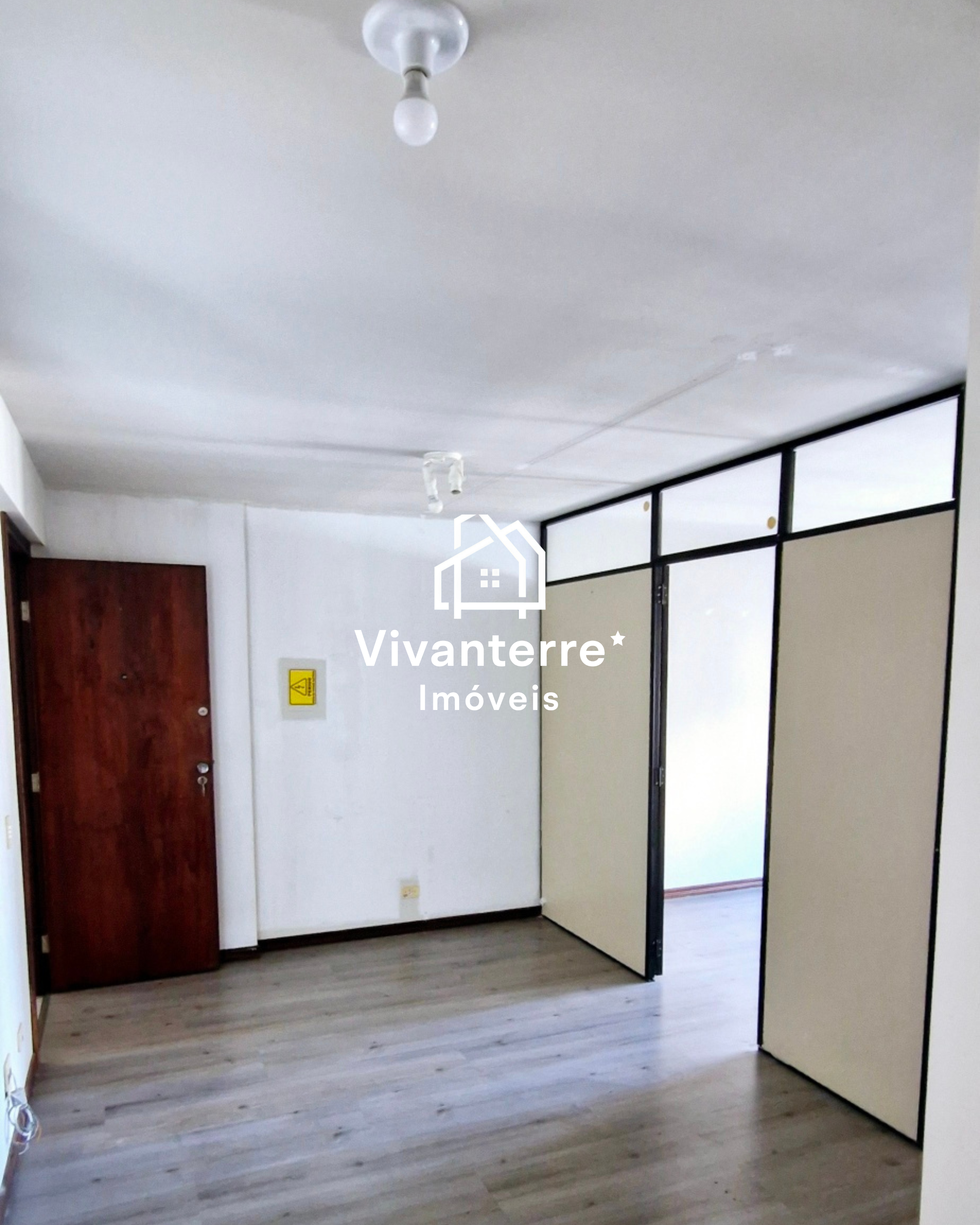 Ampla Sala Comercial para Locação no centro de Curitiba na Galeria Hesler.
