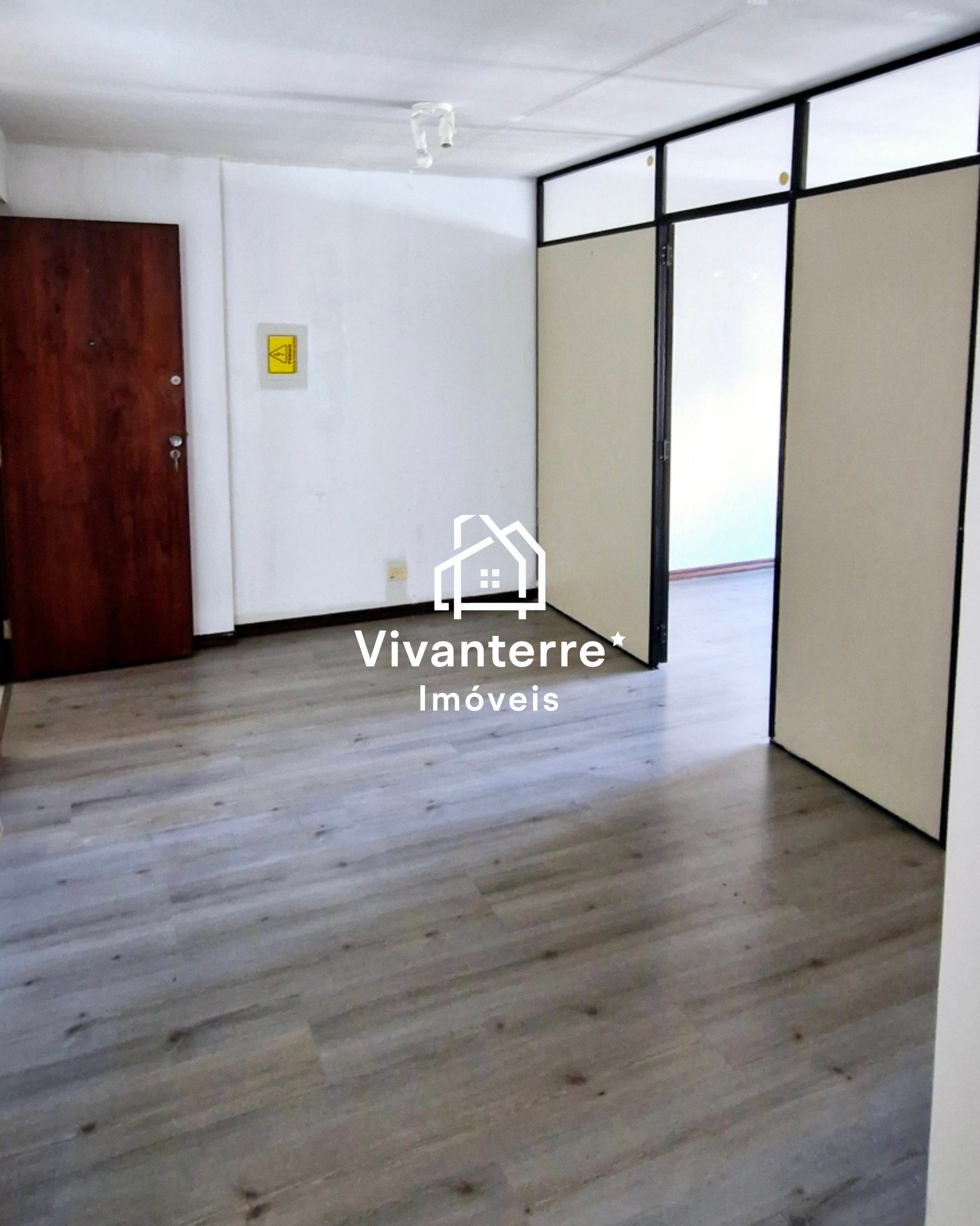 Ampla Sala Comercial para Locação no centro de Curitiba na Galeria Hesler.